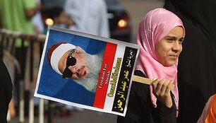 Egiptietė, laikanti plakatą su Omaro Abdel Rahman nuotrauka