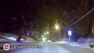 policijos-persekiojama-girta-vairuotoja-sustabde-pusnis