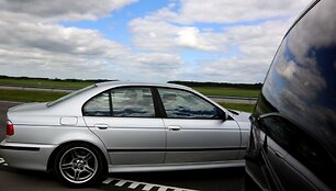 Įtartinų veikėjų automobilis BMW yra skirtas Anglijos rinkai, su vairu de&scaron;inėje pusėje.