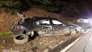 Vienas i&scaron; sudaužytų automobilių