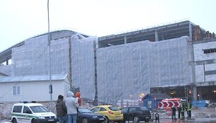 Nuo pavojingos vietos per de&scaron;imt metrų stovėjo smalsuolių &scaron;eimos.