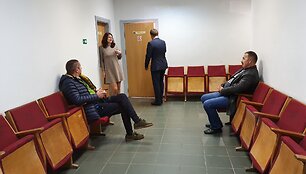 Varėnos teisme laukiantys liudytojai A.Belousas (sėdi kairėje) ir A.Navickas (de&scaron;inėje).