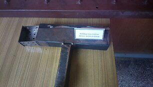 Vilniaus pataisos namuose: mobiliojo ry&scaron;io telefono metalinė slėptuvė.