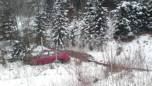 Gelbėtojams teko pasukti galvą, kaip i&scaron; čia i&scaron;tempti avariją patyrusią transporto priemonę.
