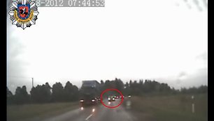 Užfiksuota avarinė situacija: nors priešpriešiais artėjo filmuojantis policijos automobilis, „Volvo V70“ vairuotojas, net neparodęs posūkio, ėmė lenkti sunkvežimį. 