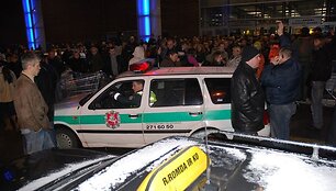 &bdquo;Akropolio&ldquo; parduotuvės &bdquo;Maxima&ldquo; apgultis, daug pirkėjų liko už durų, laimingieji tempia pirkinius.