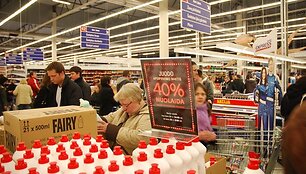 &bdquo;Maxima&ldquo; prekybos salė buvo sausakim&scaron;a, prie kasų nusidriekė eilės, pirkėjai vos pavežė savuosius pirkinius.