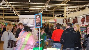 &bdquo;Maxima&ldquo; prekybos salė buvo sausakim&scaron;a, prie kasų nusidriekė eilės, pirkėjai vos pavežė savuosius pirkinius.