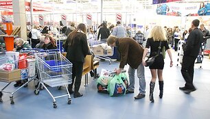 &bdquo;Maxima&ldquo; prekybos salė buvo sausakim&scaron;a, prie kasų nusidriekė eilės, pirkėjai vos pavežė savuosius pirkinius.