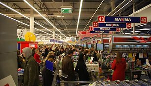 &bdquo;Maxima&ldquo; prekybos salė buvo sausakim&scaron;a, prie kasų nusidriekė eilės, pirkėjai vos pavežė savuosius pirkinius.