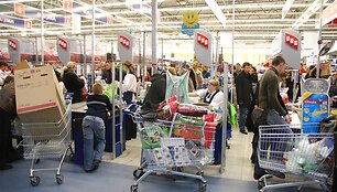 &bdquo;Maxima&ldquo; prekybos salė buvo sausakim&scaron;a, prie kasų nusidriekė eilės, pirkėjai vos pavežė savuosius pirkinius.