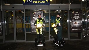 Riedžiais patruliuojantys policininkai Vilniaus oro uoste