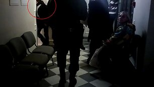 Smulkaus veido ir sudėjimo, vos iki pečių pareigūnams siekiantį nepilnametį teisme saugojo keturi konvojaus nariai.
