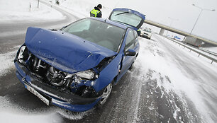 Slidinėjantis transportas ir avarijos padariniai Minsko plente