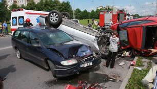 Mersedeso ir dviejų opelių avarija Kaune.