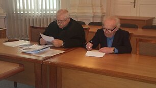 Levas Le&scaron;čičinas (de&scaron;inėje) su advokatu teisme