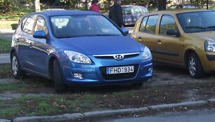 Mėlynasis prokurorės automobilis ant i&scaron;važinėto žolės ploto sostinės Žirmūnų rajone.
