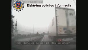 Teigiama, kad sunkvežimis manevrą pradėjo prie&scaron; pat policijos ma&scaron;iną, juolab neparodė posūkio signalo.