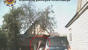 Pareigūnai du sykius mėgino bendrauti su vienatūrio vairuotoja (nuotr.), tačiau abu kartus liko nesuprasti.