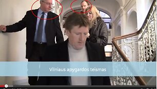 Nuo &bdquo;Vilniaus betmeno&ldquo; sprunkantis Zenonas Bir&scaron;tonas (kairėje) likus sekundei iki kryčio nuo laiptų.