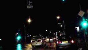Stop kadras i&scaron; filmuotos medžiagos apie eismą su &bdquo;žaliosiomis bangomis&ldquo; Vilniuje (ž. video apačioje).