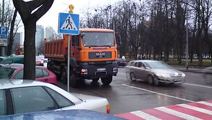Sunkvežimiai labai užstoja matomumą.