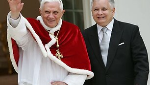 Per aviakatastrofą žuvęs Lenkijos prezidentas L.Kaczynskis su popiežiumi.