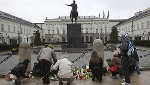 Per aviakatastrofą žuvo Lenkijos prezidentas L.Kaczynskis ir dar mažiausiai 87 keleiviai.