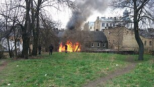 Sandėliukai liepsnojo atvira ugnimi
