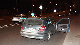Reido akimirka: &bdquo;Nissan Almera&ldquo; su žieminėmis padangomis ir mechaninėmis pavaromis.