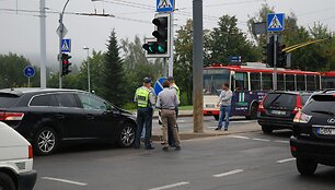 Automobilis &bdquo;Toyota Avensis&ldquo; įvykio vietoje
