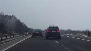 BMW automobiliai greitkelyje, anot liudininko, judėjo apie 150 km/val. greičiu.