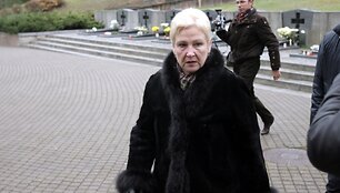 Seimo pirmininkė Irena Degutienė lankosi kapinėse