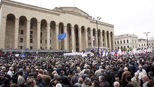 Tbilisyje tūkstančiai žmonių renkasi prie parlamento rūmų.