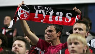 Gerbėjai palaiko komandą.