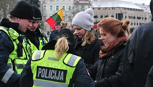 Katedros aik&scaron;tėje renkasi tautinis jaunimas, čia nemažai ir policijos
