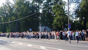 Į koncertą nusidriekė kilometrinės eilės.