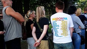 Retas gerbėjas pasipuo&scaron;ęs Madonnos atributika.