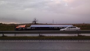Apvirtęs vilkikas Kai&scaron;iadorių rajone, netoli Rum&scaron;i&scaron;kių. 