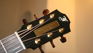 Uždarymo kulminacija tapo Vytauto Kernagio gitaros įteikimas