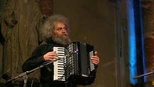 Vytauto Kernagio gitara atiteko Andriui Kulikauskui
