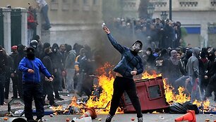 Atėnuose susigrūmė protestuotojai ir policija, kai tūkstančiai žmonių i&scaron;ėjo paminėti prie&scaron; metus pareigūno nu&scaron;auto jaunuolio atminimą. 