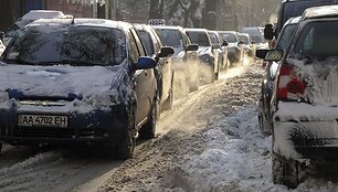 Dėl sniego Kijevo centre kilo didžiuliai kam&scaron;čiai