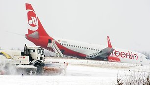 Pigių skrydžių bendrovės „Air Berlin“ lėktuvas Dortmundo oro uoste nuvažiavo nuo pakilimo tako.