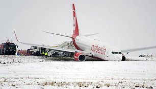 Pigių skrydžių bendrovės „Air Berlin“ lėktuvas Dortmundo oro uoste nuvažiavo nuo pakilimo tako.