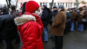 Tūkstančiai Rumunijos gyventojų &scaron;e&scaron;tadienį i&scaron;sirikiavo į eiles prie vienos ligoninės Bukare&scaron;te, norėdami pasiskiepyti nuo pandeminio gripo.