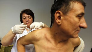 Tūkstančiai Rumunijos gyventojų &scaron;e&scaron;tadienį i&scaron;sirikiavo į eiles prie vienos ligoninės Bukare&scaron;te, norėdami pasiskiepyti nuo pandeminio gripo.