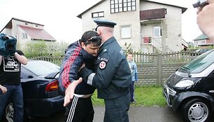Žmonės neįleido antstolio į Kedžių namą