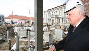 A.Brazauskas aktyviai rūpinosi, kad būtų atstatyti Valdovų rūmai.