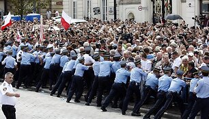 Protestuotojams pavyko sustabdyti kryžiaus perkėlimą į kitą vietą.